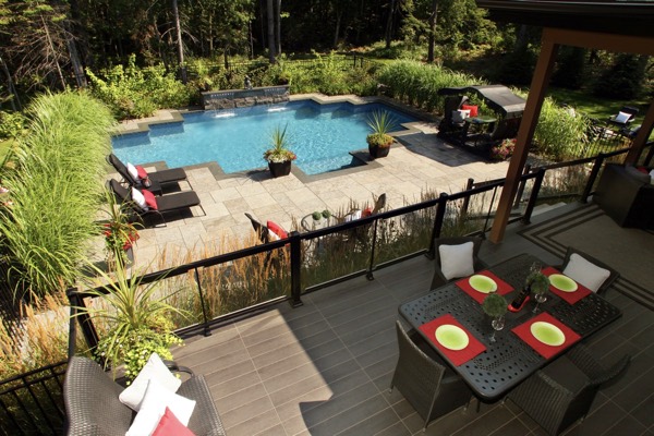 Piscine intégrée dans un aménagement paysager moderne