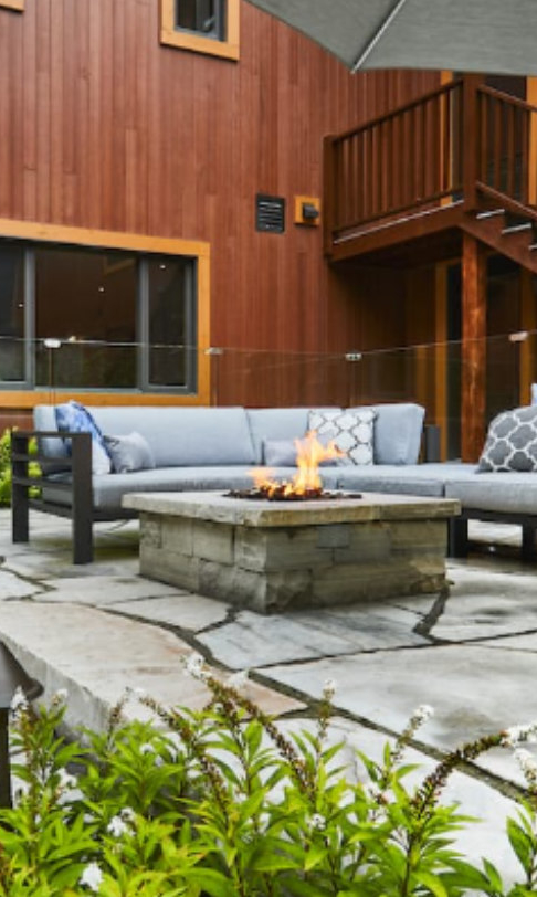 Foyer extérieur et éclairage paysager par CHN Paysagiste