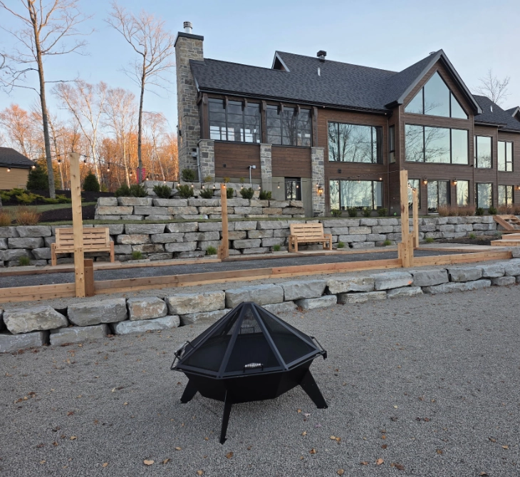 Foyer extérieur - aménagement paysager à Saint-Sauveur dans les Laurentides