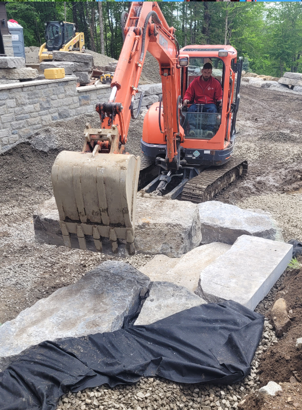 Mur de soutènement et marches en pierre naturelle par CHN Paysagiste