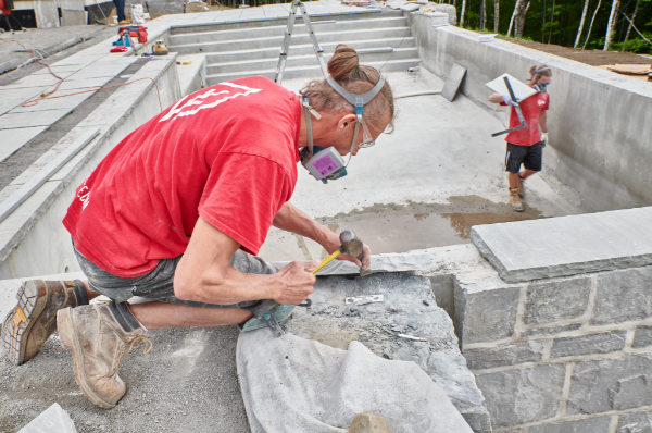 Aménagement de piscine avec pierre naturelle par CHN Paysagiste