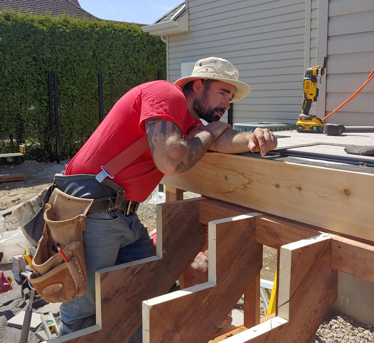 Menuisier entrain de faire un patio personnalisée et moderne