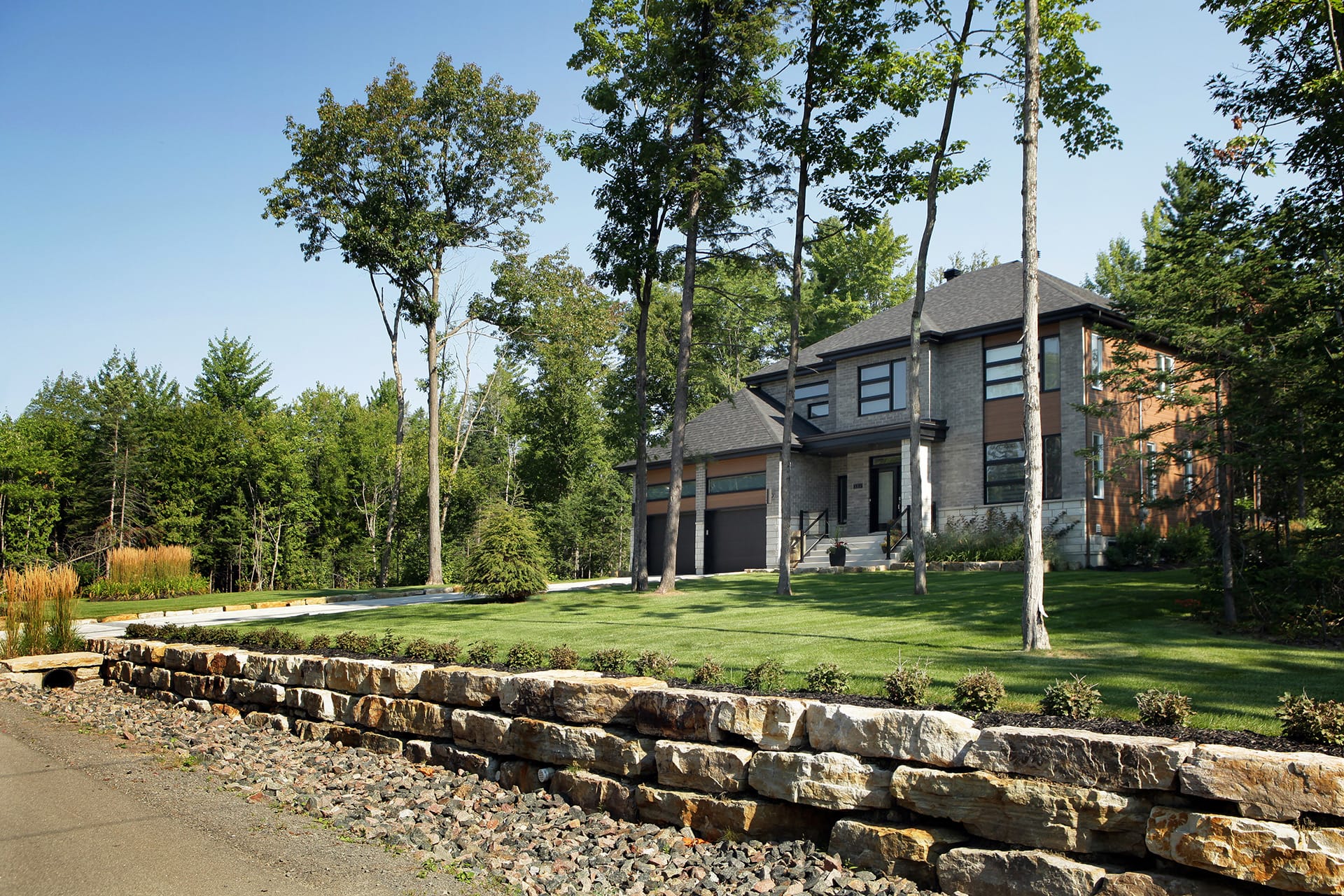 Maison entouré d'arbre et aménagment paysager  dans les Laurentides