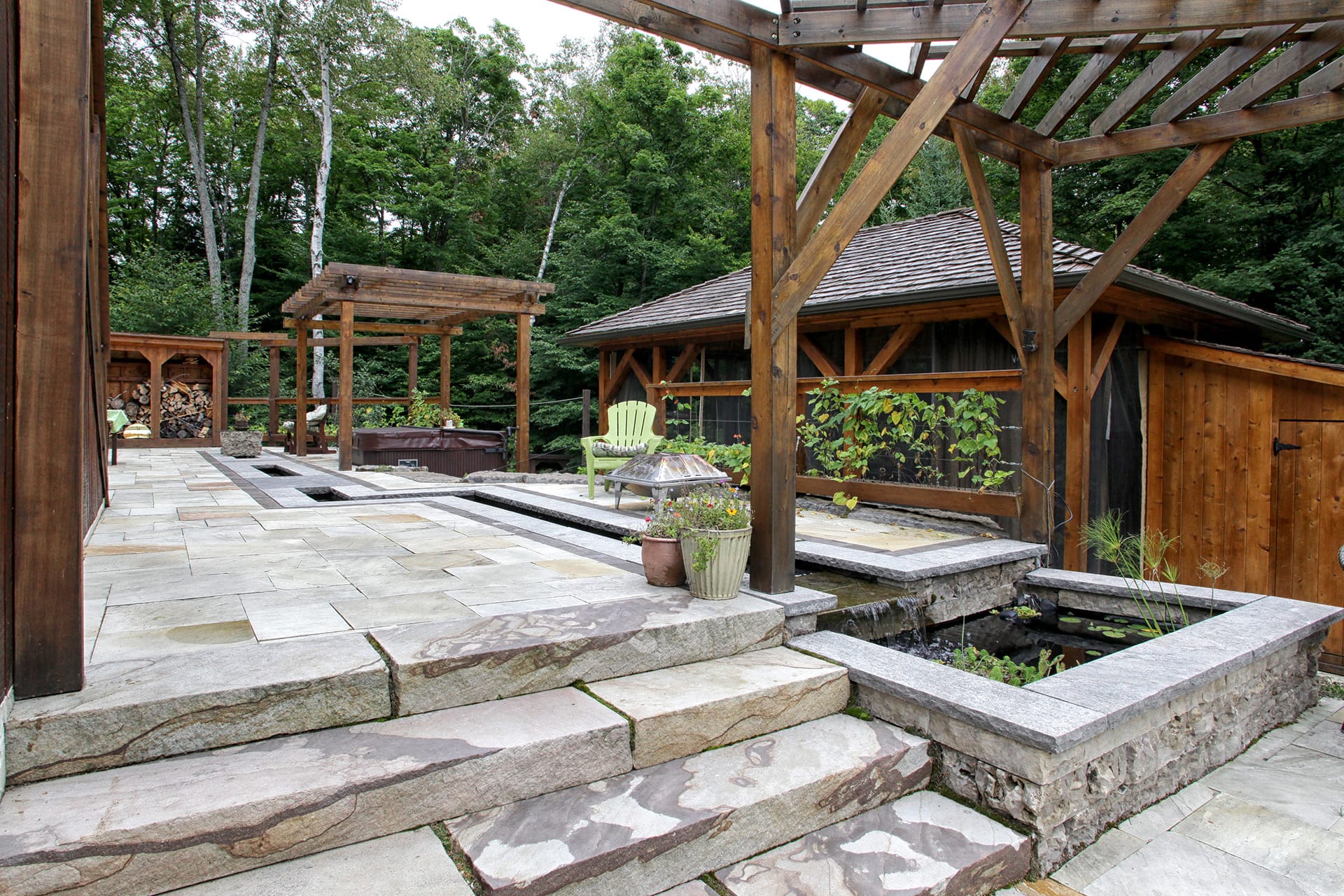 Aménagement en pierre pour contour de piscine, gazebo et aménagement aquatique dans les Laurentides