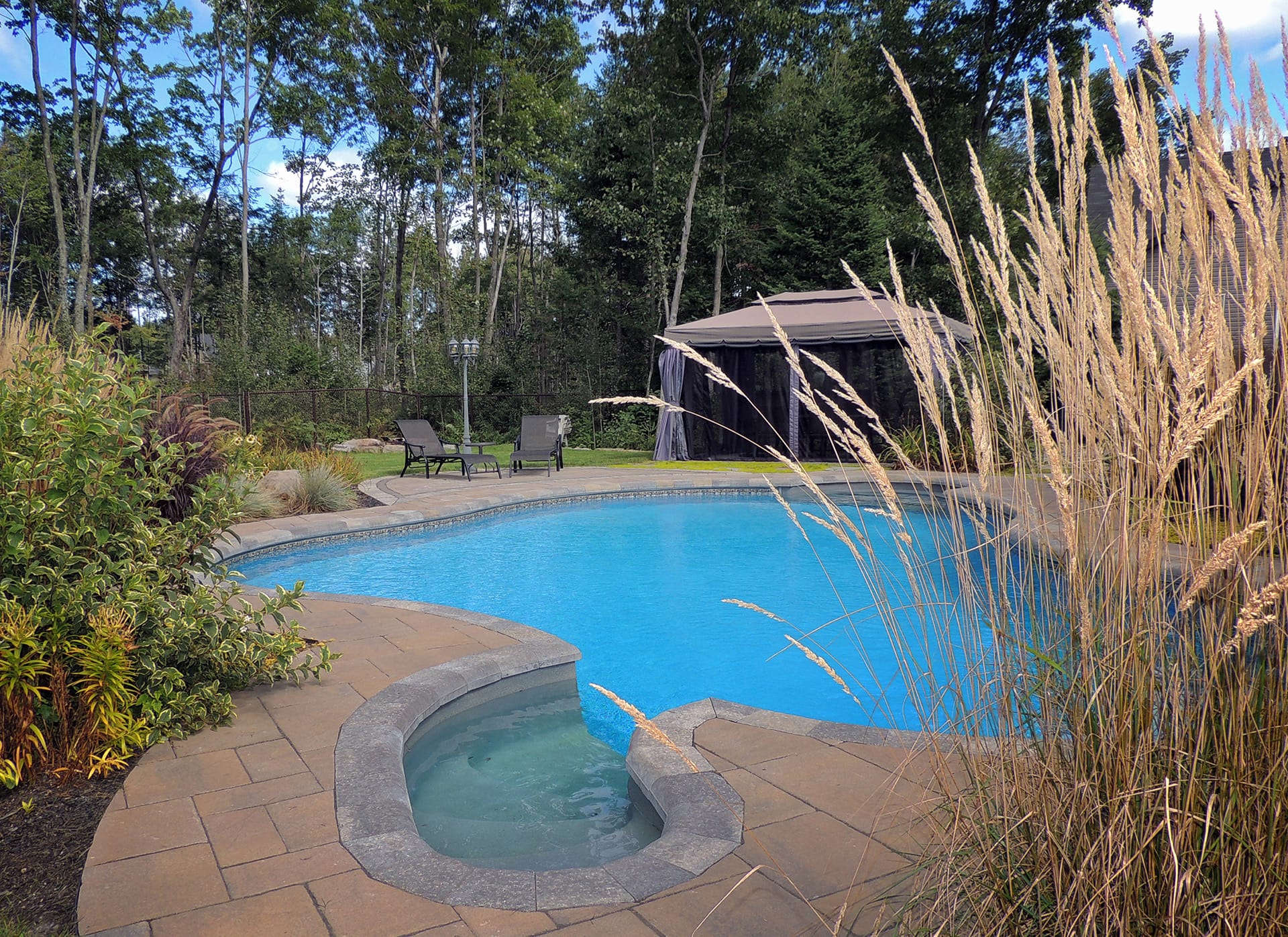 Aménagement en pierre pour contour de piscine dans les Laurentides