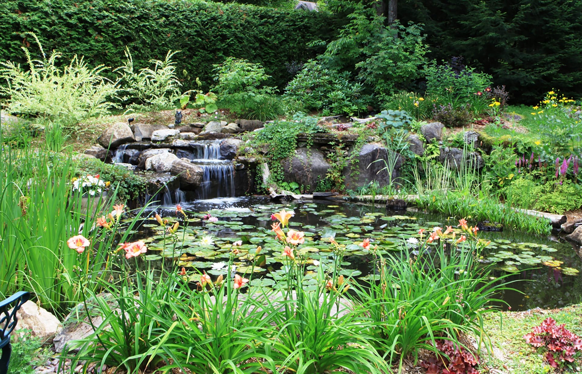 Aménagement aquatique en pierre naturelle dans les Laurentides