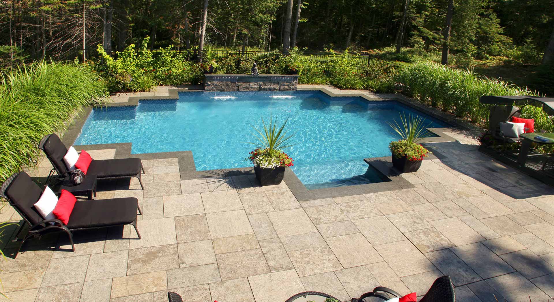 Aménagement en pierre pour contour de piscine dans les Laurentides