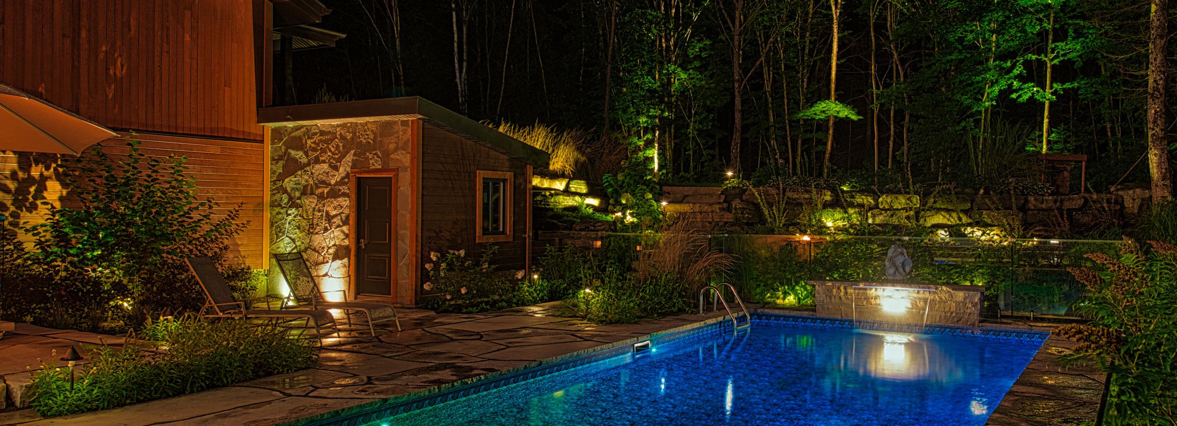 piscine éclairée le soir - éclairage paysager 